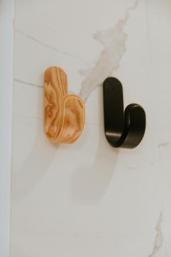 a pair of wooden hearts hanging on a wall at Hotel Jerom in Kalmthout