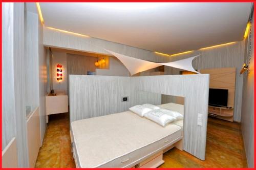 モスクワにあるApartment near Smolenskayaの小さな部屋のベッド1台分です。