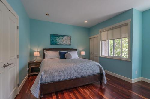 Luxury Penthouse Downtown Nanaimo tesisinde bir odada yatak veya yataklar