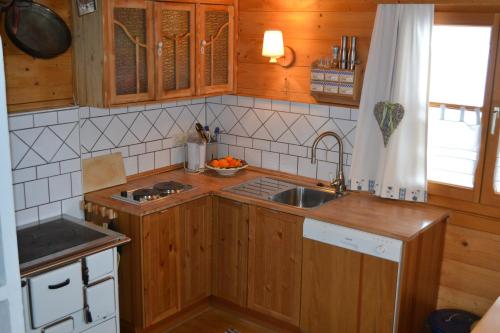 Una cocina o cocineta en Almhaus Völkl