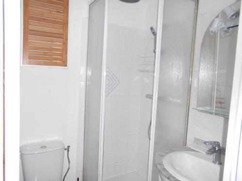 une salle de bain avec une douche, des toilettes et un lavabo dans l'établissement t2 bord de mer au calme, à Bandol
