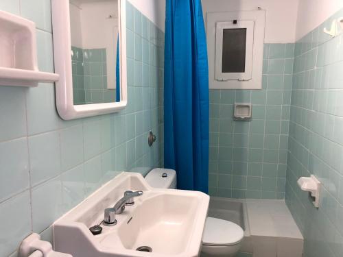 ロザスにあるJ&V Sol i Mar 20のバスルーム(洗面台、トイレ付)