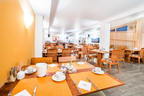 a dining room with wooden tables and chairs at Hotel National Düsseldorf (Superior) in Düsseldorf