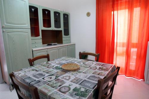 einen Tisch in einer Küche mit einem Tischtuch drauf in der Unterkunft Casa Amalia in Lecce