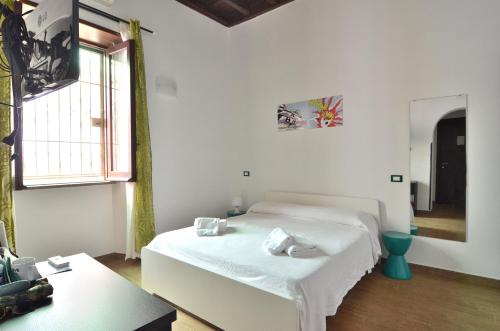 biała sypialnia z łóżkiem i oknem w obiekcie POP Art B&B w Rzymie