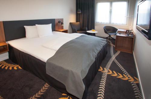 a hotel room with a bed and a desk at Best Western Plus Hotel Eyde in Herning