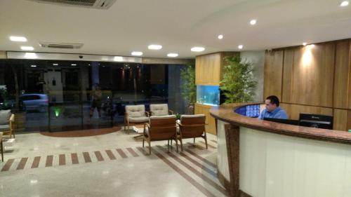 Lobi atau kawasan kaunter penerimaan di Flat Pasárgada 906, pé na praia