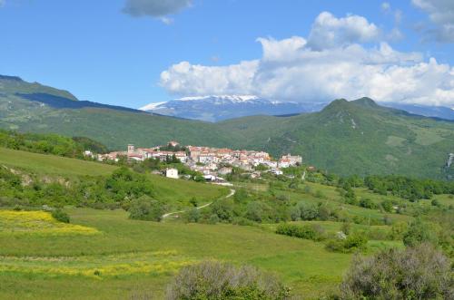 a town on a hill with mountains in the background at Rifugio dei Sanniti in Borrello