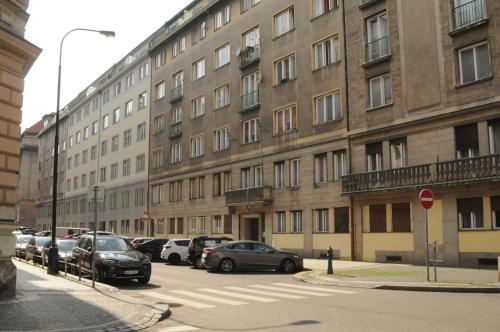 プラハにあるPrague Studio Old Townの駐車場車を停めた大きな建物