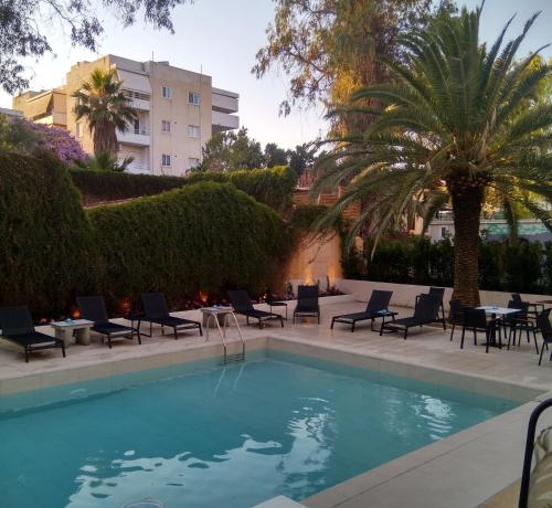 Bazén v ubytování Athens coast hotel nebo v jeho okolí