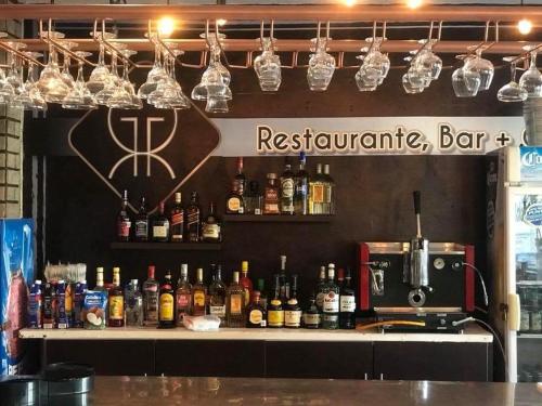 un bar con botellas de alcohol en un mostrador en Hotel Raldos Inn, en Salamanca