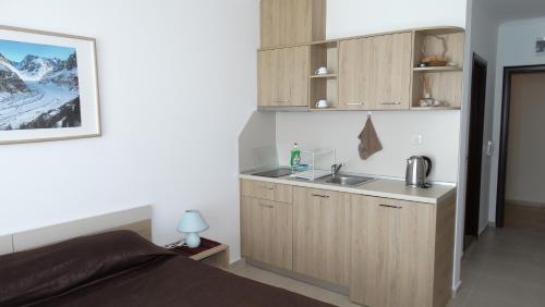 Una cocina o zona de cocina en Akrotiria Beach Apart Complex