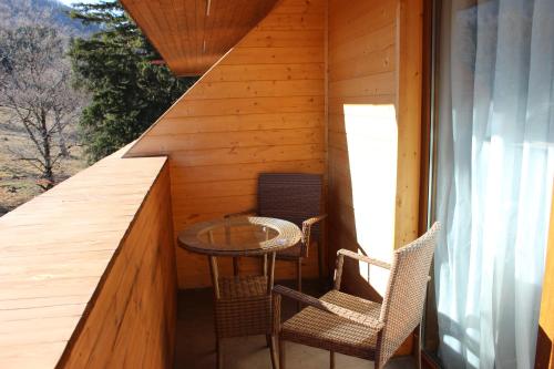 un piccolo balcone con tavolo e sedie di Bakuriani Valley a Bakuriani