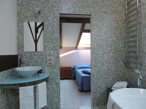 baño con lavabo y cama en Suites Loft La Nasse, en San Remo