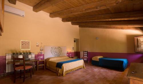 1 dormitorio con 2 camas, mesa y sillas en Lucaia, en Apecchio