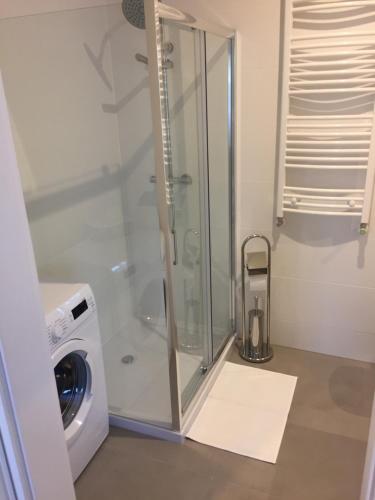 a bathroom with a washing machine and a washer at Apartament Olimp in Gorzów Wielkopolski