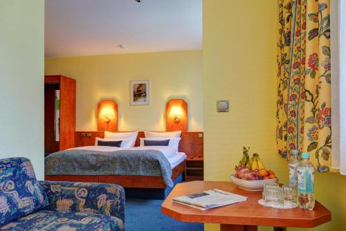 une chambre d'hôtel avec un lit et une table dans l'établissement Hotel Elbinsel, à Hambourg