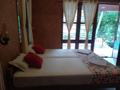 Una cama o camas en una habitación de Coconut Garden