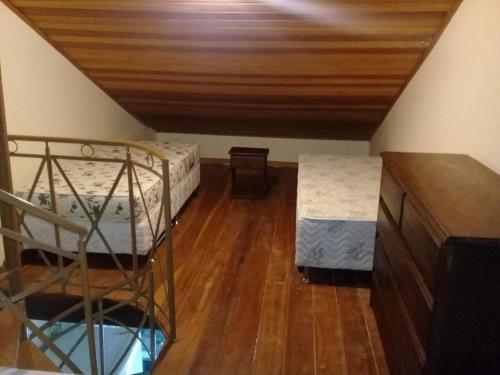 a room with two bunk beds and a wooden ceiling at Flat Monte Castelo em Gravata PE in Gravatá