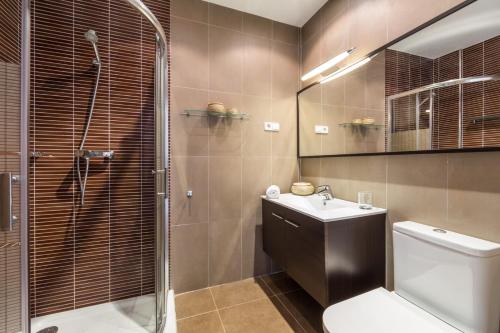 マラガにあるLa Rubia Mercedesのバスルーム(シャワー、トイレ、シンク付)