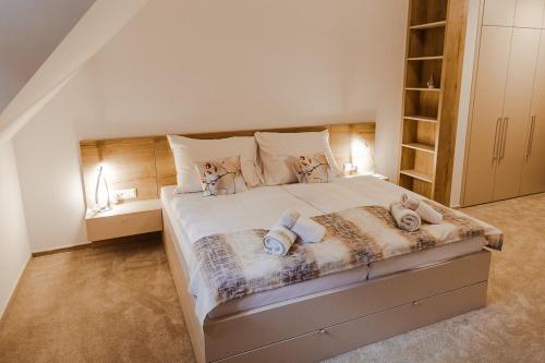 una camera da letto con un letto grande con asciugamani sopra di Villa Silvia a Zuberec