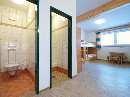 Bathroom sa Ski In / Ski Out - Gästehäuser Saalbach-Hinterglemm