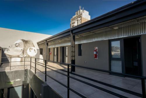 un edificio con un mural en el costado en Bernardino Hostel Boutique en Neuquén