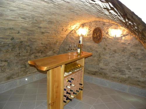 uma adega com uma mesa com garrafas de vinho em Gästehaus zur alten Buche em Eisengraberamt