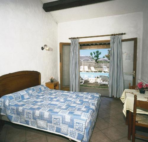 Schlafzimmer mit einem Bett und Meerblick in der Unterkunft Auberge de la Fadaise in Saintes-Maries-de-la-Mer