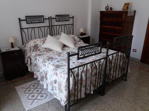 una camera da letto con un letto e una cassettiera di Casa Nannina a Minori