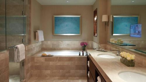 Four Seasons Baltimore tesisinde bir banyo