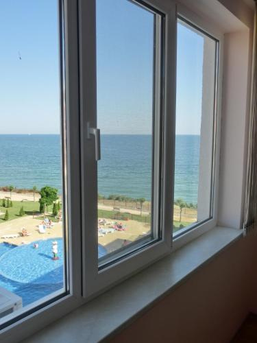 Sea View Panorama apartment on complex with pools and beach, Sveti Vlas