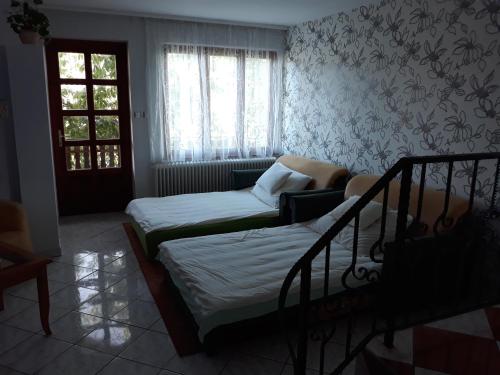 Ένα ή περισσότερα κρεβάτια σε δωμάτιο στο Rózsa apartman