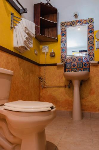 Kúpeľňa v ubytovaní Hacienda Antigua Villa, 50m from sandy Beach