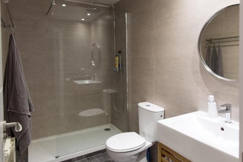 Un baño con ducha, inodoro y lavabo. en Central Apartment, en Barcelona