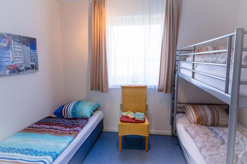 מיטה או מיטות קומותיים בחדר ב-Dünenglück