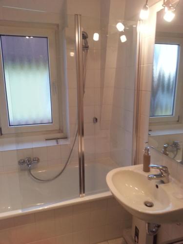 ein Badezimmer mit Dusche und Waschbecken in der Unterkunft Haus MeerZeit in Cuxhaven