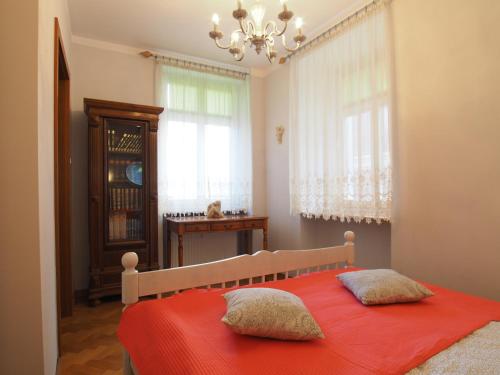 グダニスクにあるGrand-Tourist Anker Gate Apartmentsのベッドルーム1室(赤いベッド1台、枕2つ付)
