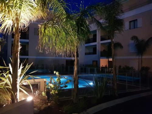 un hôtel avec piscine la nuit dans l'établissement Secret Garden, à Cannes