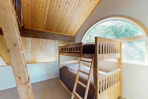 Dviaukštė lova arba lovos apgyvendinimo įstaigoje Snowbird Condo #170-D