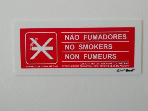 een rood bord dat zegt geen hamburgers en geen rookgassen bij AL Visconde in Ponta Delgada