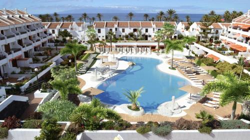 アロナにあるParque Santiago Luxury 306のプールのあるリゾートの航空写真