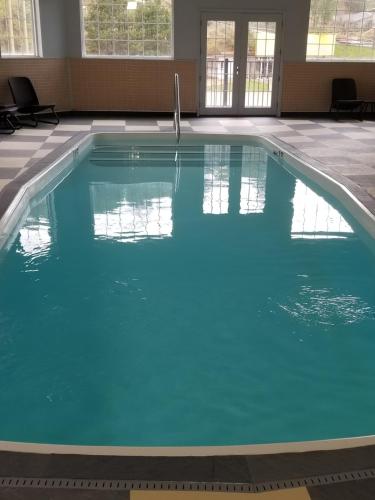 a large swimming pool with blue water at Roosevelt Inn Mount Rushmore in Keystone
