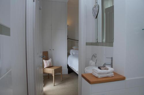 A bathroom at Onefifty 