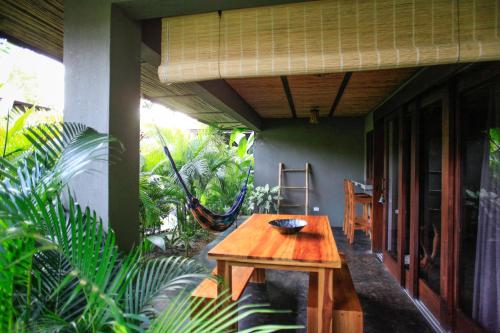 a wooden table sitting on the side of a house at Lua Villas in Santa Teresa Beach