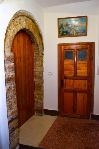 an archway leading to a door in a house at Guest House Salaria in Gjirokastër