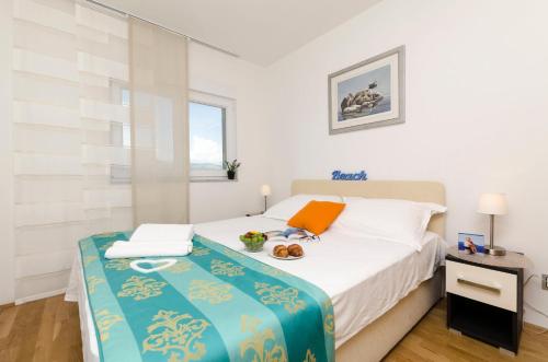 Een bed of bedden in een kamer bij Apartments Maja