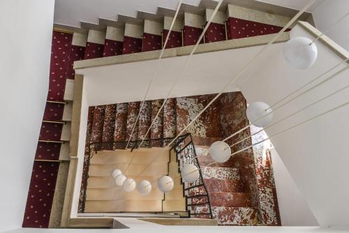 um lustre num quarto com uma escada em Hotel Marcelli em Numana