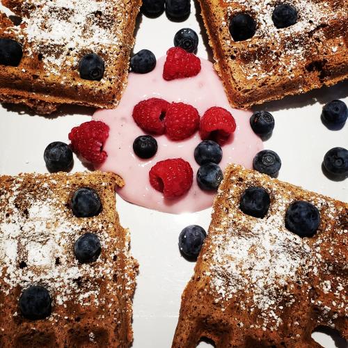 BeaufortPecan Tree Inn的一盘撒有糖粉和浆果的蓝莓馅饼