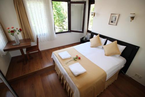 ein Schlafzimmer mit einem großen Bett mit Blumen darauf in der Unterkunft Sultans Hotel in Istanbul